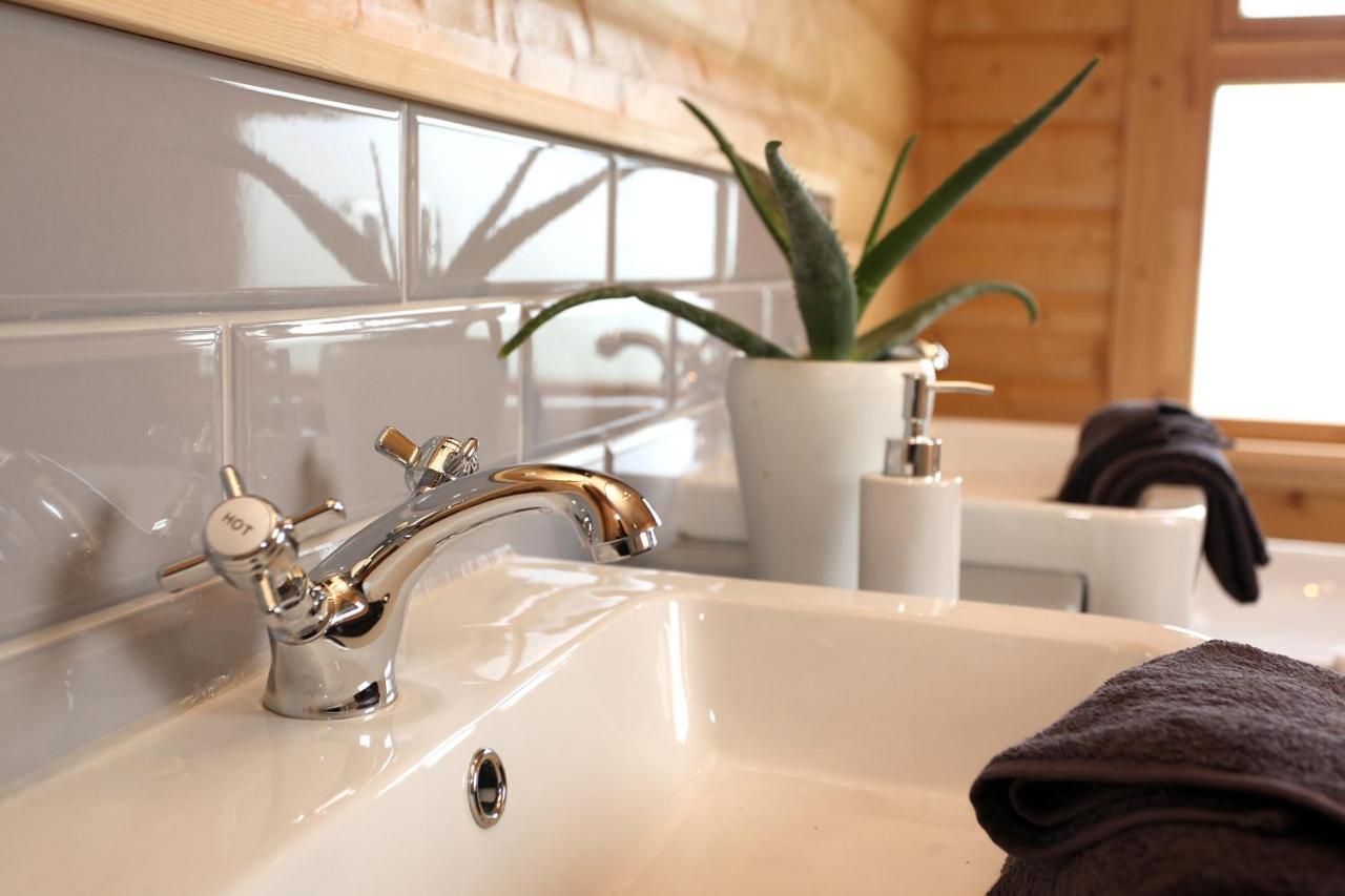 Cambridgeshire Lakes - Luxury Lodges In A Stunning Lake Location Gamlingay Ngoại thất bức ảnh